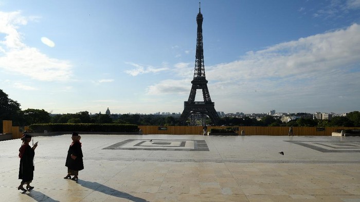 Menara Eiffel hari ini, Kamis (25/6/2020) sudah kembali dibuka setelah mewabahnya virus Corona. Berikut foto-foto terkininya.