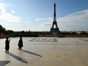 Intip Dulu Potret Menara Eiffel Sebelum Dicat Keemasan