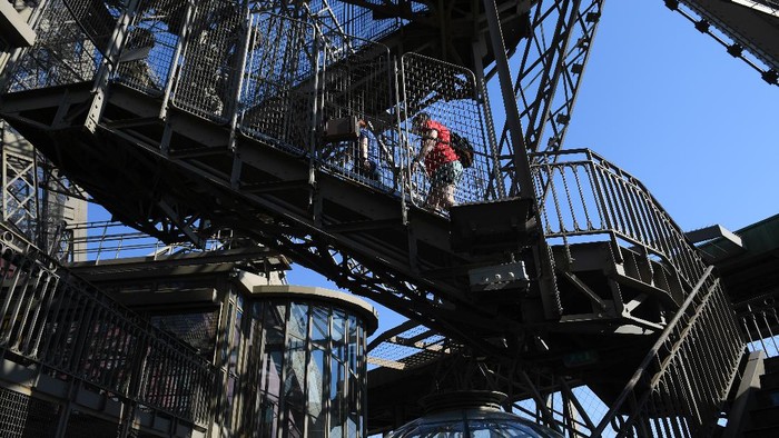 Menara Eiffel hari ini, Kamis (25/6/2020) sudah kembali dibuka setelah mewabahnya virus Corona. Berikut foto-foto terkininya.
