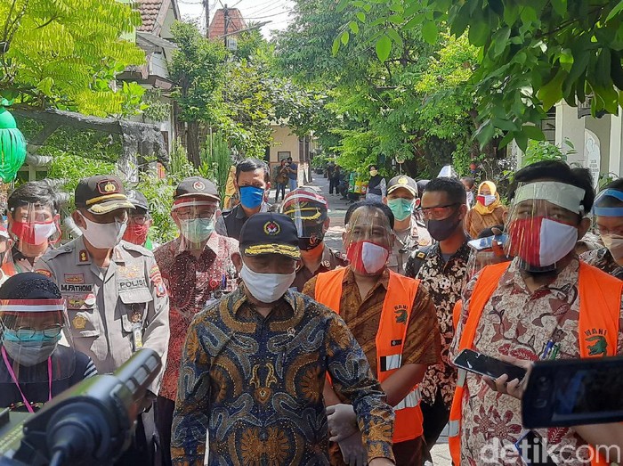 Menko PMK Muhadjir Effendy berkunjung ke Surabaya. Menurutnya, angka kasus Corona di Surabaya akan turun jika warga kompak menerapkan protokol kesehatan.