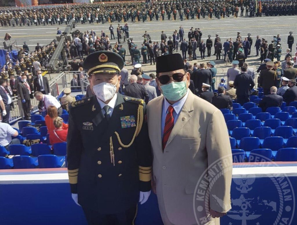 Menteri Pertahanan Republik Indonesia H. Prabowo Subianto saat bertemu dengan Menteri Pertahanan Republik Rakyat Tiongkok H. E. Wei Fenghe ketika menyaksikan upacara parade dan defile dalam rangka memperingati Ulang Tahun ke-75 Kemenangan Rusia. Dok: Twitter Kemhan RI