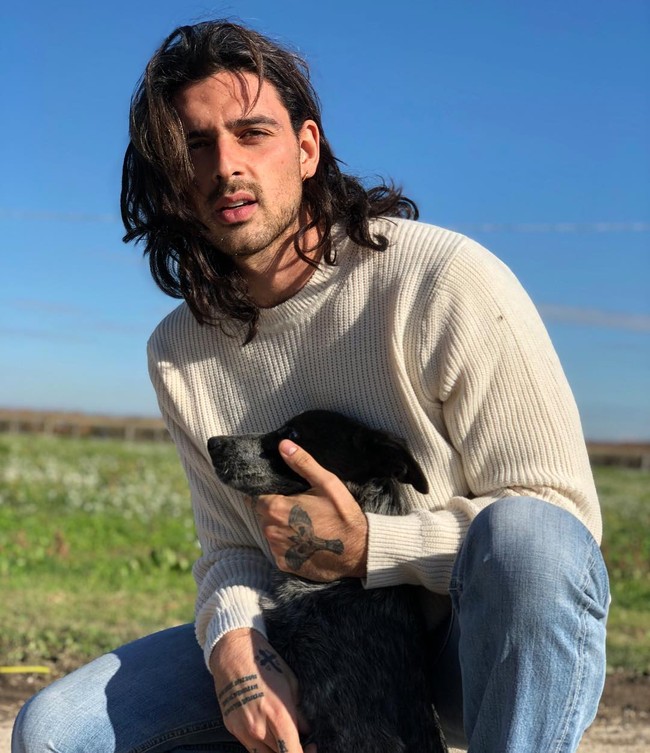 Rambut Michele Morrone pernah gondrong lho. Kamu lebih suka yang mana?  Foto: Instagram/@iamichelemorroneofficial