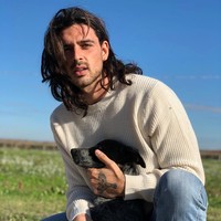 Rambut Michele Morrone pernah gondrong lho. Kamu lebih suka yang mana?  Foto: Instagram/@iamichelemorroneofficial