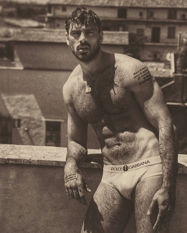 Michele Morrone cukup aktif di Instagram dan memiliki 6,3 juta pengikut. Unggahan Michele didominasi oleh foto-foto yang memperlihatkan tubuhnya yang seksi. (Foto: Instagram/@iamichelemorroneofficial)