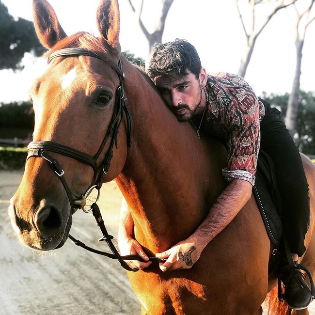 Michele Morrone juga hobi berkuda. (Foto: Instagram/@iamichelemorroneofficial)