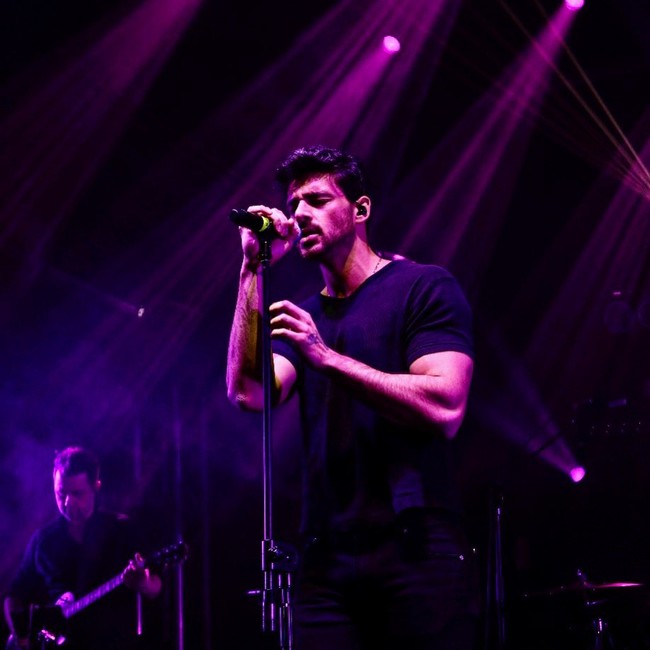 Michele ternyata punya bakat di bidang musik. Selain main gitar, ia juga menyanyi. Bahkan, salah satu soundtrack 365 Days yang berjudul Hard For Me dilantunkan oleh Michele. Foto: Instagram/@iamichelemorroneofficial