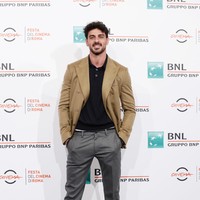 Darah seni mengalir kuat di dalam diri Michele. Di waktu senggang, ia suka melukis. Foto: Getty Images for RFF/Vittorio Zunino Celotto