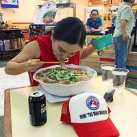 Ia juga menjadi orang pertama yang bisa menghabiskan 5,5 kg pho yang juga merupakan rekornya sepanjang ikut lomba. Itu adalah tantangan makan  terberat yang aku lakukan selama ini. Apa aku menghabiskannya? Tentu. Waktuku adalah 2 menit. Aku menjadi orang pertama yang menghabiskan tantangan ini, ujar Mimi. Foto: Instagram @mimitheminimonster