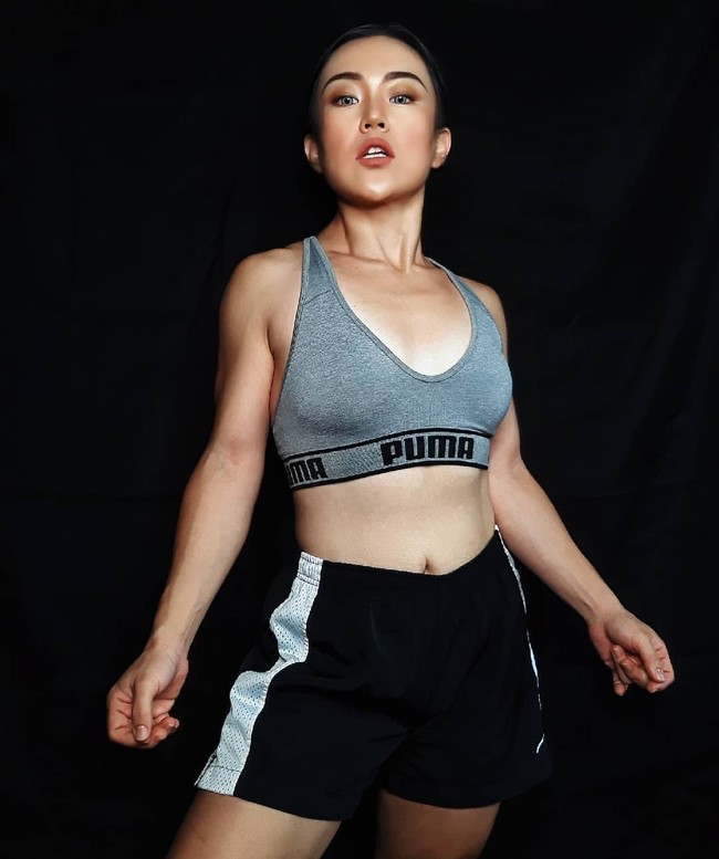 Banyak yang pasti penasaran bagaimana seorang wanita bisa makan sebanyak itu tapi bentuknya badannya tetap terjaga. Mimi pun bukan hanya kurus tapi badannya berotot. Apa rahasianya? Foto: Instagram @mimitheminimonster