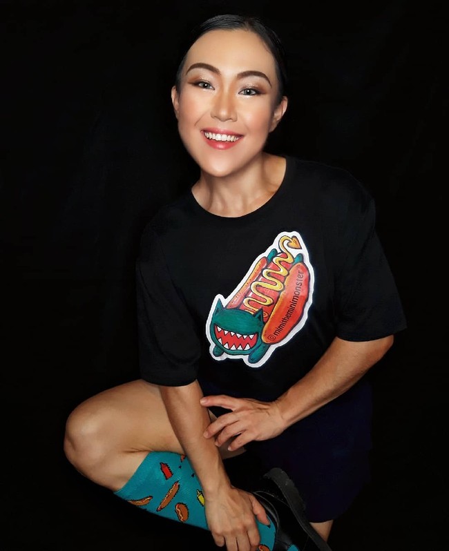 Wanita yang menyebut dirinya Mini the Mini Monster di media sosial juga pernah melahap 1,8 kg burger dalam waktu 10 menit 14 detik. Hal tersebut merupakan rekor lomba makan untuk wanita. Foto: Instagram @mimitheminimonster