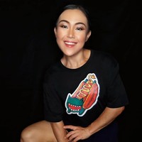 Wanita yang menyebut dirinya Mini the Mini Monster di media sosial juga pernah melahap 1,8 kg burger dalam waktu 10 menit 14 detik. Hal tersebut merupakan rekor lomba makan untuk wanita. Foto: Instagram @mimitheminimonster