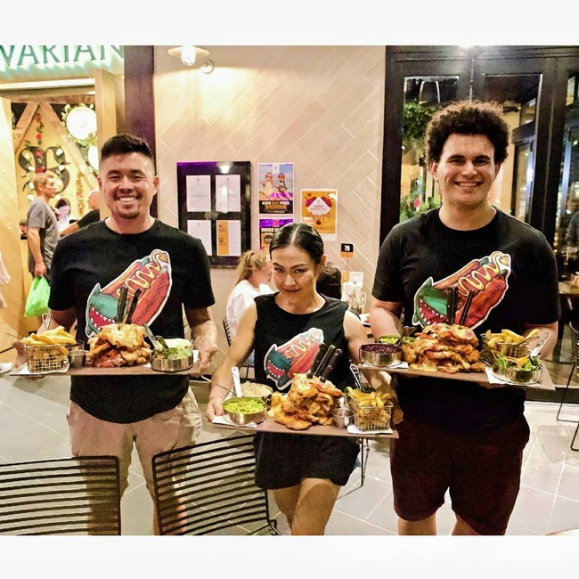 Ketika lomba makan, Mimi sering berkompetisi dengan pria-pria dengan ukuran dua kali lebih besar darinya. Hal itu tentu tidak menyurutkan semangatnya untuk menang. Mimi sendiri adalah wanita pertama yang bisa menghabiskan 3 kg makanan dalam waktu 35 menit. Foto: Instagram @mimitheminimonster