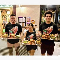 Ketika lomba makan, Mimi sering berkompetisi dengan pria-pria dengan ukuran dua kali lebih besar darinya. Hal itu tentu tidak menyurutkan semangatnya untuk menang. Mimi sendiri adalah wanita pertama yang bisa menghabiskan 3 kg makanan dalam waktu 35 menit. Foto: Instagram @mimitheminimonster