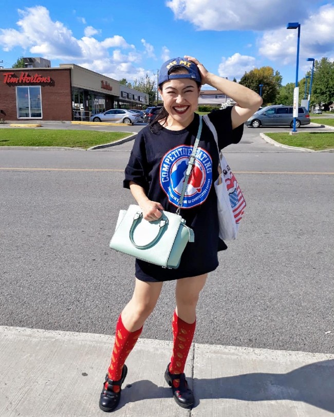 Melihat bentuk badannya yang kecil tapi berotot meski hobi makan, Mimi mengaku tidak pernah pergi ke gym. Tidak ada gym tapi aku punya ban, sebuah kaleng, dan seekor kucing. Aku mengangkat (beban) untuk makan (banyak), tambahnya. Foto: Instagram @mimitheminimonster