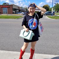 Melihat bentuk badannya yang kecil tapi berotot meski hobi makan, Mimi mengaku tidak pernah pergi ke gym. Tidak ada gym tapi aku punya ban, sebuah kaleng, dan seekor kucing. Aku mengangkat (beban) untuk makan (banyak), tambahnya. Foto: Instagram @mimitheminimonster