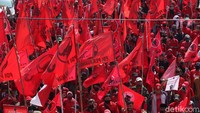 Lalu lintas arah ke Kampung Melayu tersendat mulai titik aksi massa di depan Halte Gang Kelor, Jalan Matraman Raya, hingga di depan Polres Metro Jakarta Timur. Aksi ini mendapat pengawalan dari aparat TNI-Polri.