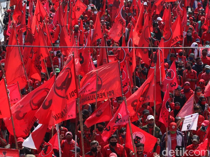 Massa DPC PDI Perjuangan Jakarta Timur (Jaktim) melakukan longmarch dari Jalan Matraman Raya menuju Polres Jakarta Timur.