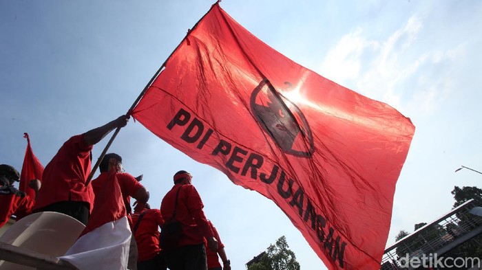 Massa DPC PDI Perjuangan Jakarta Timur (Jaktim) melakukan longmarch dari Jalan Matraman Raya menuju Polres Jakarta Timur.