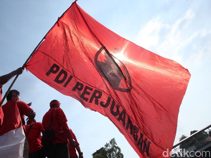 Massa DPC PDI Perjuangan Jakarta Timur (Jaktim) melakukan longmarch dari Jalan Matraman Raya menuju Polres Jakarta Timur.