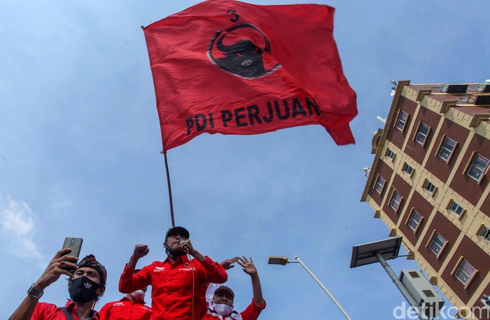 Massa DPC PDI Perjuangan Jakarta Timur (Jaktim) melakukan longmarch dari Jalan Matraman Raya menuju Polres Jakarta Timur.