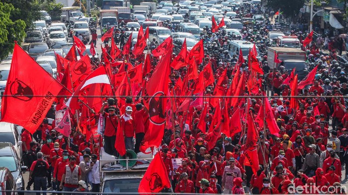 Momen Massa PDIP Geruduk Polres Jaktim Massa DPC PDI Perjuangan Jakarta Timur (Jaktim) melakukan longmarch dari Jalan Matraman Raya menuju Polres Jakarta Timur.