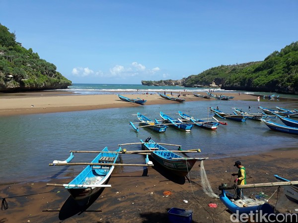 Penerapan protokol kesehatan pencegahan COVID-19 di pantai Baron dan Kukup berjalan lancar. Pasalnya hanya sedikit wisatawan yang tidak mengindahkan protokol tersebut Penerapan protokol kesehatan pencegahan COVID-19 di pantai Baron dan Kukup berjalan lancar. Pasalnya hanya sedikit wisatawan yang tidak mengindahkan protokol tersebut