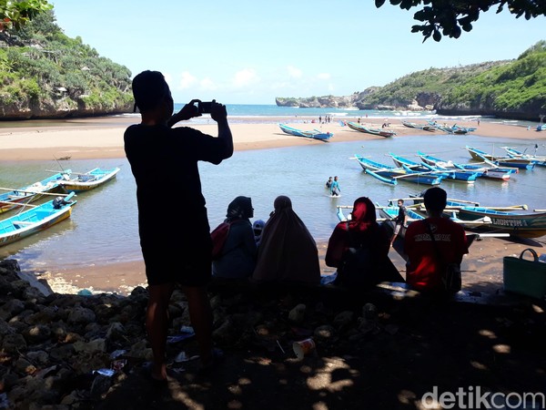 Wisatawan yang mengendarai motor sempat mengantre di pintu masuk tempat temungutan retribusi (TPR) pantai Baron. Mereka menunggu giliran untuk masuk ke kawasan pantai Gunungkidul Wisatawan yang mengendarai motor sempat mengantre di pintu masuk tempat temungutan retribusi (TPR) pantai Baron. Mereka menunggu giliran untuk masuk ke kawasan pantai Gunungkidul