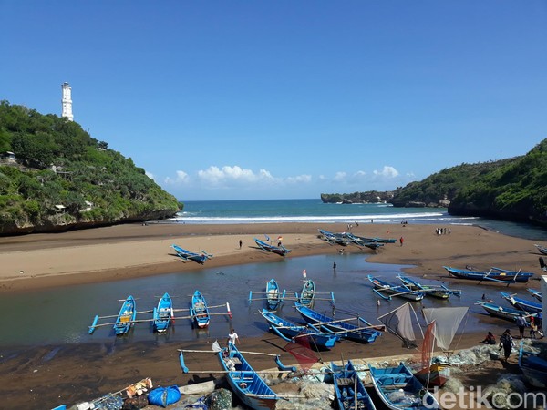 Suasana di Pantai Baron, Kalurahan Kemadang, Kapanewon Tanjungsari, Kabupaten Gunungkidul, Rabu (24/6) Suasana di Pantai Baron, Kalurahan Kemadang, Kapanewon Tanjungsari, Kabupaten Gunungkidul, Rabu (24/6)
