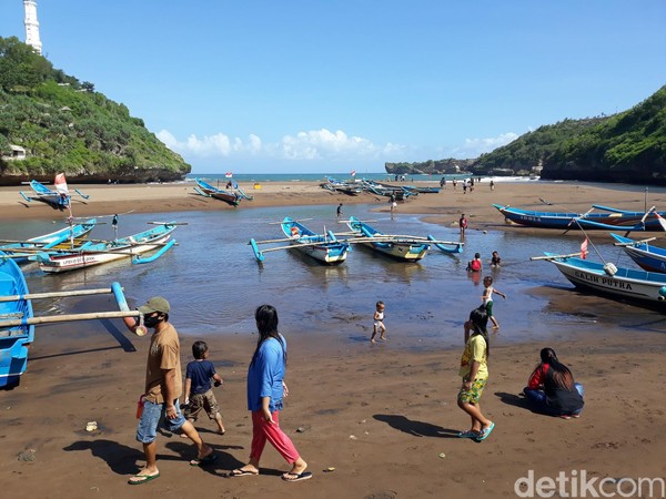 Wisatawan mengunjungi Pantai Baron di hari pertama uji coba buka. Dispar Kabupaten Gunungkidul berencana untuk melaksanakan uji coba di pantai Baron dan pantai Kukup pada tanggal 24 Juni. Wisatawan mengunjungi Pantai Baron di hari pertama uji coba buka. Dispar Kabupaten Gunungkidul berencana untuk melaksanakan uji coba di pantai Baron dan pantai Kukup pada tanggal 24 Juni.