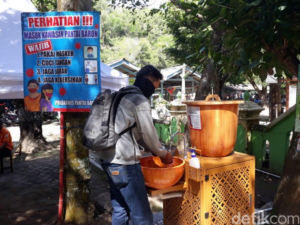 Wisatawan sedang mencuci tangan. Uji coba pembukaan pantai Baron dan Kukup berakhir pada tanggal 30 Juni. Wisatawan sedang mencuci tangan. Uji coba pembukaan pantai Baron dan Kukup berakhir pada tanggal 30 Juni.