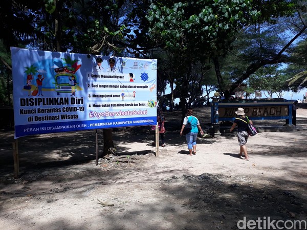 Di pantai Kukup, wisatawan yang datang diwajibkan petugas mencuci tangan terlebih dahulu sebelum masuk ke pantai. Di pantai Kukup, wisatawan yang datang diwajibkan petugas mencuci tangan terlebih dahulu sebelum masuk ke pantai.