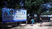 Di pantai Kukup, wisatawan yang datang diwajibkan petugas mencuci tangan terlebih dahulu sebelum masuk ke pantai. 