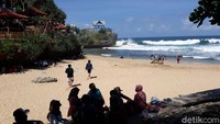 Pantauan detikTravel, suasana di pinggir pantai Kukup cukup ramai, begitu pula di pantai Baron.