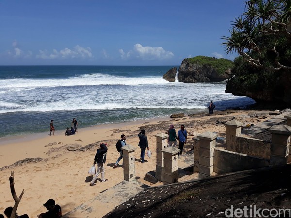Terdengar beberapa kali Tim SAR memberi imbauan melalui pengeras suara agar wisatawan menaati protokol kesehatan. Terdengar beberapa kali Tim SAR memberi imbauan melalui pengeras suara agar wisatawan menaati protokol kesehatan.
