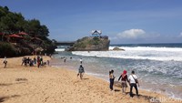 Pantai Kukup jadi salah satu destinasi andalan Gunungkidul. Yang unik di pantai ini adalah adanya karang terpisah menjorok ke tengah laut dan ada bangunan di atasnya.