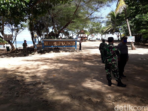 Sekretaris SAR Satlinmas Wilayah II Kabupaten Gunungkidul, Surisdiyanto menjelaskan, bahwa sejak pagi hingga siang hari tercatat ada ribuan wisatawan yang memadati pantai Kukup. Menurutnya, jumlah tersebut akan terus bertambah Sekretaris SAR Satlinmas Wilayah II Kabupaten Gunungkidul, Surisdiyanto menjelaskan, bahwa sejak pagi hingga siang hari tercatat ada ribuan wisatawan yang memadati pantai Kukup. Menurutnya, jumlah tersebut akan terus bertambah