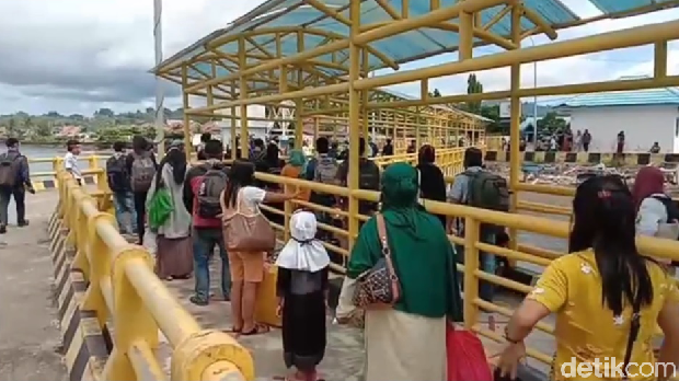 Pelabuhan Simboro, Mamuju, Sulbar kembali dibuka. Protokol kesehatan diterapkan dan penumpang dibatasi (Abdy Febriady/detikcom)
