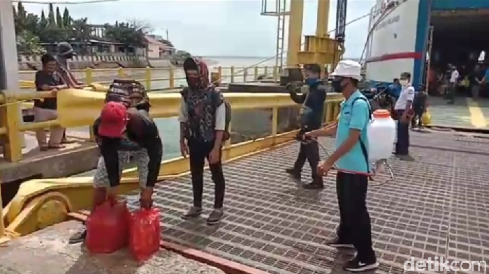Pelabuhan Simboro, Mamuju, Sulbar kembali dibuka. Protokol kesehatan diterapkan dan penumpang dibatasi (Abdy Febriady/detikcom)