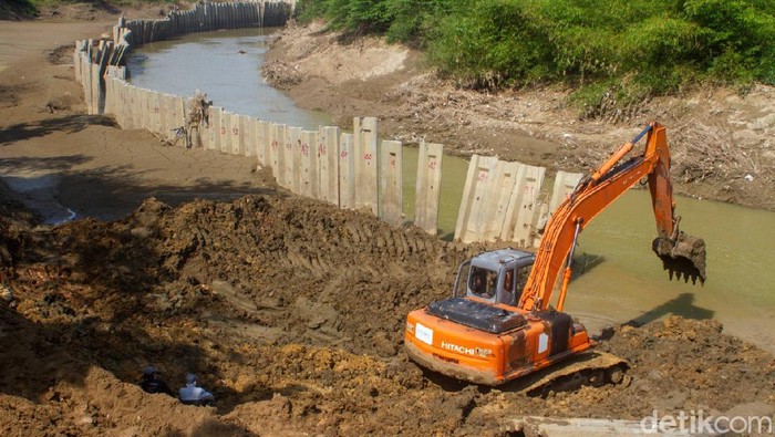 Pembongkaran turap di Sungai Cibeet