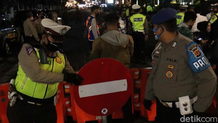 Pemkot Bandung kembali menutup sejumlah ruas jalan protokol. Pasalnya pasca pelonggaran PSBB menyebabkan terjadinya kerumunan warga.