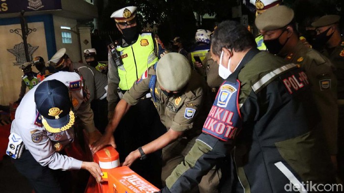Pemkot Bandung Kembali Tutup 4 Jalan Protokol Pemkot Bandung kembali menutup sejumlah ruas jalan protokol. Pasalnya pasca pelonggaran PSBB menyebabkan terjadinya kerumunan warga.