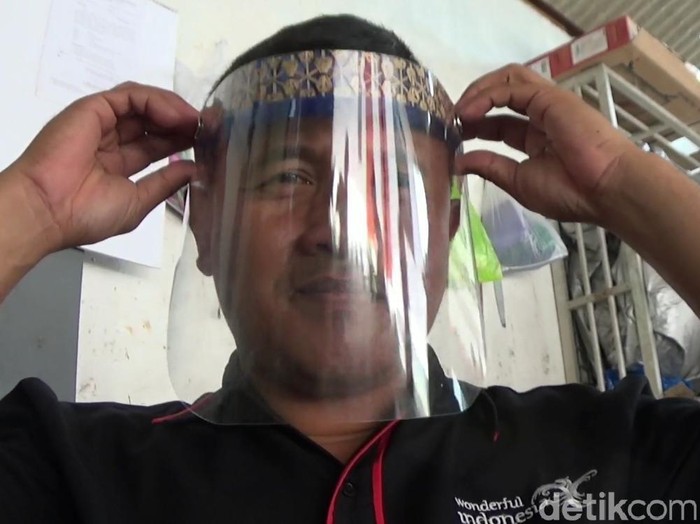 Pengrajin Songkok Bambu Beralih Produksi Face Shield
