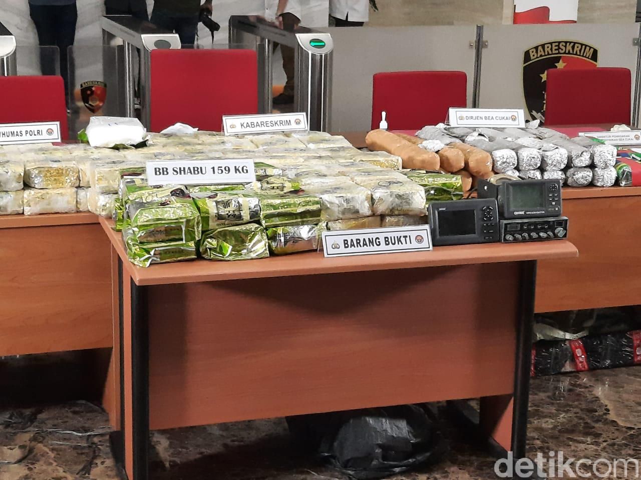 Polri mengungkap kasus peredaran gelap sabu 159 kg.