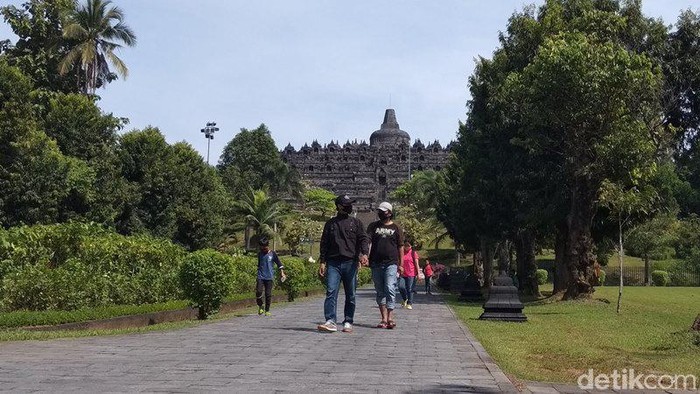 Pengunjung Candi Borobudur di masa uji coba pembukaan operasional pada hari pertama.