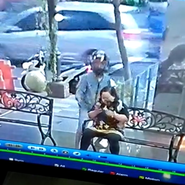 Seorang wanita di Surabaya menjadi korban penjambretan. HP-nya dirampas saat ia hendak memesan ojek online.