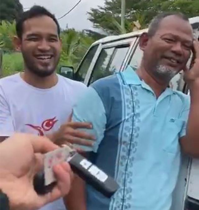 Haru Penjual Es Krim  Ini Menangis Dapat Hadiah Mobil dari 