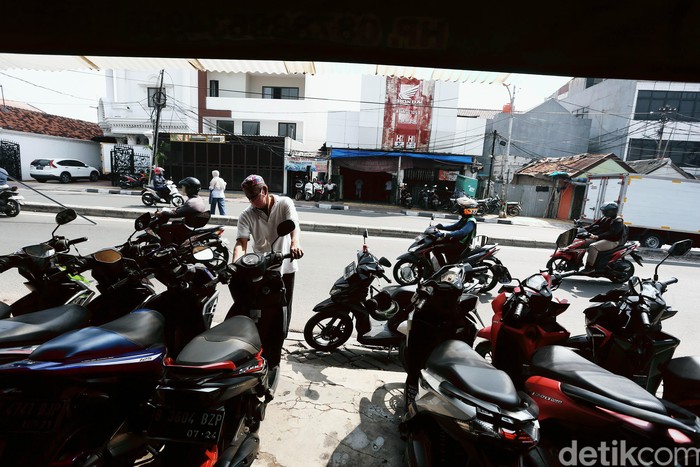 Pandemi Covid-19 mempengaruhi banyak sektor di bidang otomotif. Salah satunya yakni bursa jual beli sepeda motor bekas yang mengalami anjlok penjualan sehingga menurunnya omset.