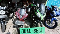 Meskipun belum pulih 100 persen penjualan motor bekas terbilang normal. Pasar motor bekas turut terdampak krisis akibat wabah virus Corona. Jika dulu sebuah jaringan showroom besar motor bekas bisa menjual ratusan unit per bulan, akibat Corona hanya puluhan unit per bulan.