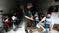 Pedagang duduk santai sambil menunggu pembeli di depan deretan motor bekasdi kawasan Jalan Palmerah Barat, Jakarta, Kamis (25/06/2020).