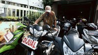 Pedagang sedang membersihkan sepeda motor bekas yang didisplay di kawasan Jalan Palmerah Barat, Jakarta, Kamis (25/06/2020).